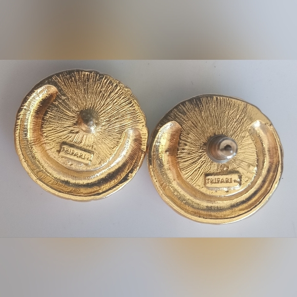 Trifari TM 1980's Blue Gripoix Style Glass Earrings Gold Tone Signed VTG - Picture 6 of 7